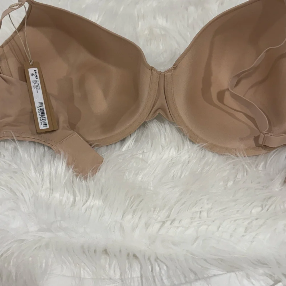 SKIMS FITS EVERYBODY
T-SHIRT DEMI BRA COLOR 
MICA SZ 36DDD - Picture 7 of 11